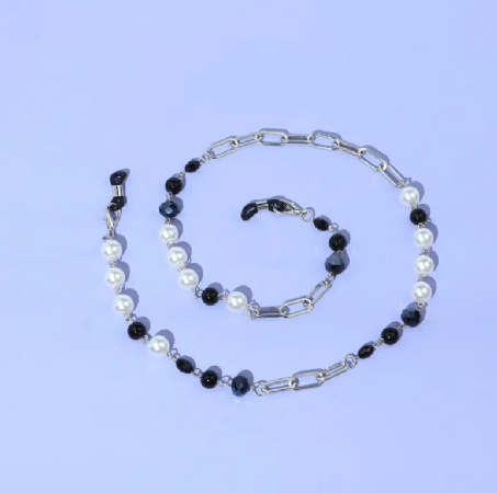 שרשרת כסף מעוצבת עם חרוזים שחור ולבן