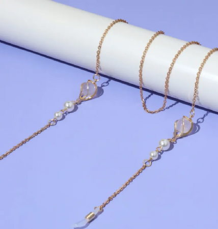 שרשרת זהב מעוצבת עם פנינים לבנות