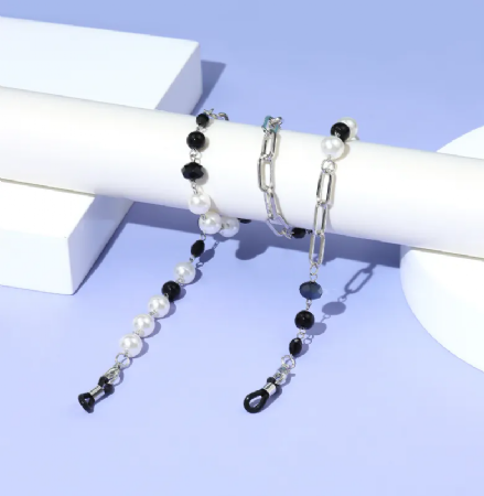 שרשרת כסף מעוצבת עם חרוזים שחור ולבן